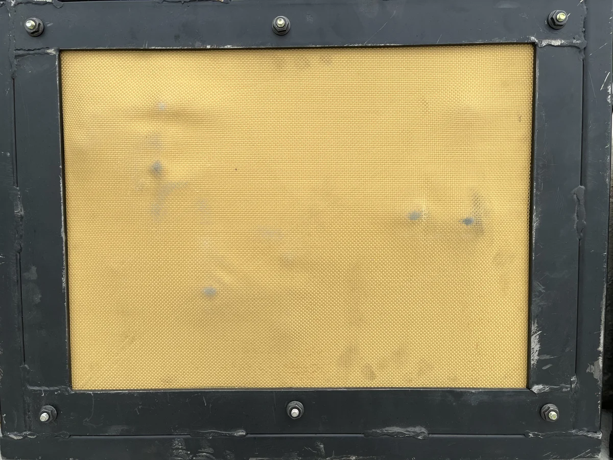 Panel de Kevlar montado en marco de prueba